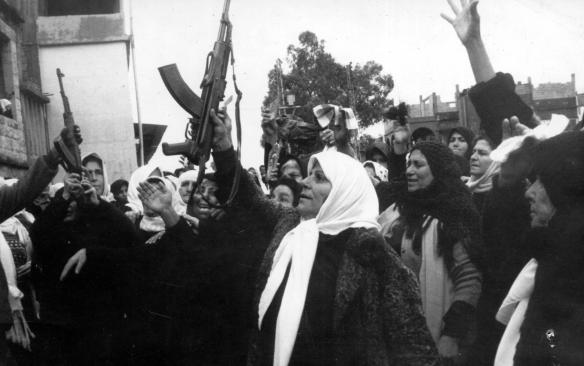 نساء في كفرحتى يحملن السلاح في أقليم التفاح أثناء مآتم أحد قتلى حركة أمل سقط بعد مواجهات مع حزب الله 10-01-1989